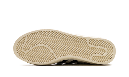 Witte croco sneakers van Wales Bonner, Superstar stijl, door Mijn winkel, tonen details van de leren schoenen.