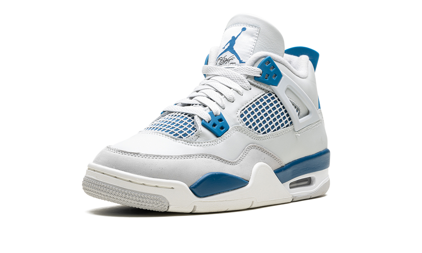 Lucht Jordan 4 GS sneakers in Military Blue met wit en grijs details, zichtbaar op de afbeelding.