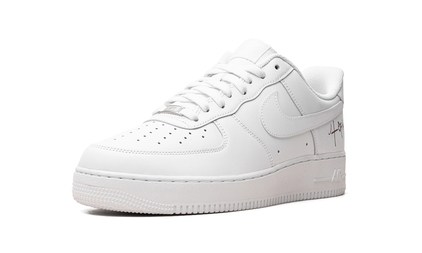 Witte Nike Air Force 1 Low '07 Travis Scott Cactus Jack Utopia schoenen, close-up van het zijprofiel en detail van het ontwerp