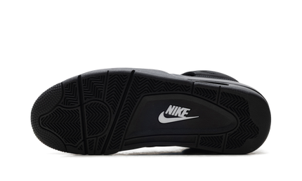 Zwarte Air Jordan 4 "Black Cat 2025" sneakers met zwarte leren bovenkant en witte details, laid-back sportieve stijl