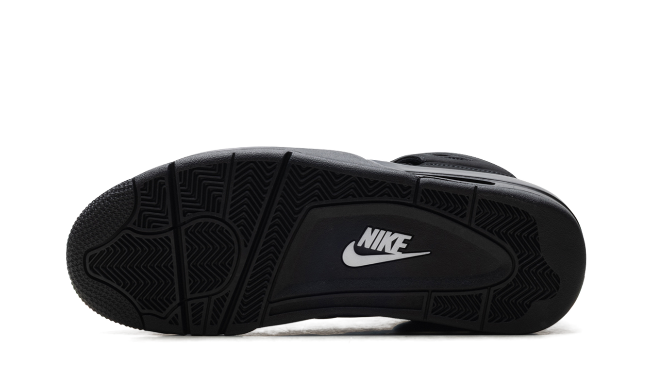 Zwarte Air Jordan 4 "Black Cat 2025" sneakers met zwarte leren bovenkant en witte details, laid-back sportieve stijl