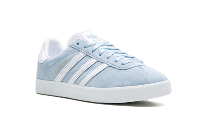 Adidas Gazelle 85 sportschoenen in “Clear Sky” kleur, blauw met witte details, gemaakt van leer en textiel.