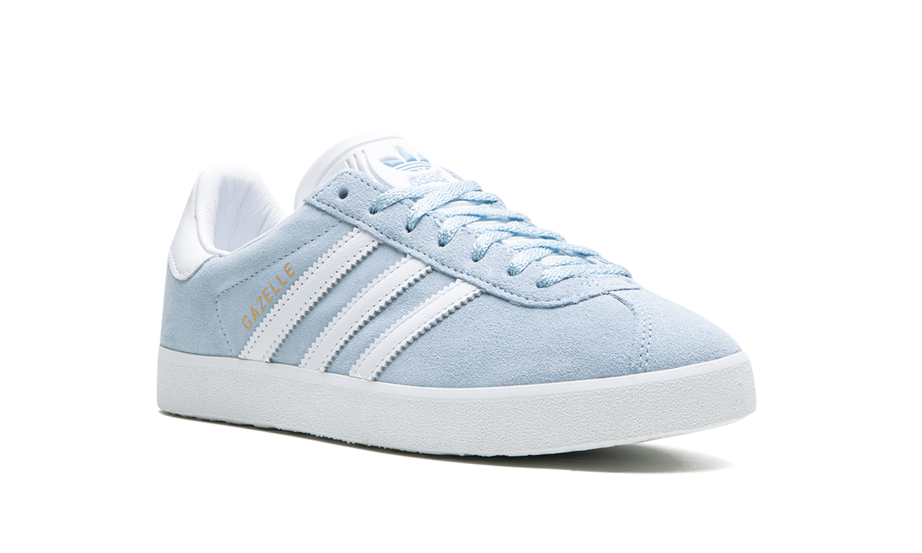 Adidas Gazelle 85 sportschoenen in “Clear Sky” kleur, blauw met witte details, gemaakt van leer en textiel.