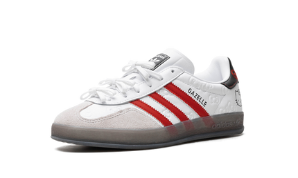 Witte Adidas Gazelle Indoor dames schoenen met Hello Kitty 50e verjaardag design, sportieve en stijlvolle sneakers.