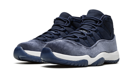 Zwarte en blauwe Air Jordan 11 Velvet sneakers voor dames, met glanzende details en witte zool, stijlvol en comfortabel.