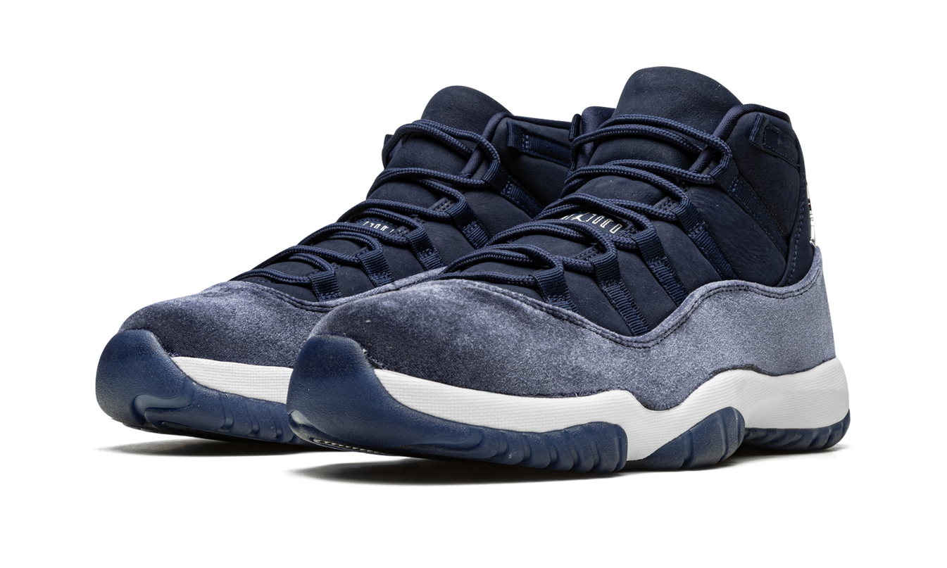 Zwarte en blauwe Air Jordan 11 Velvet sneakers voor dames, met glanzende details en witte zool, stijlvol en comfortabel.