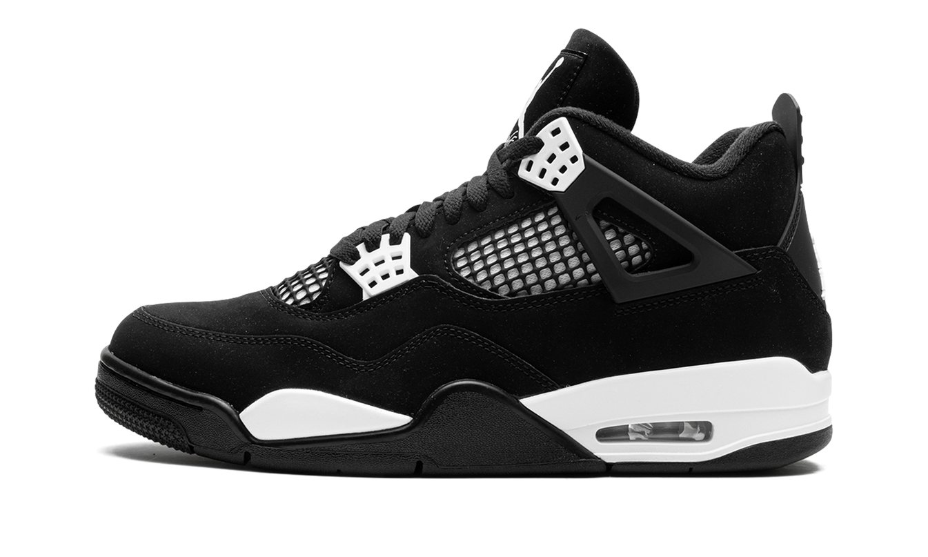 Witte Air Jordan 4 sneakers met gele accenten en zwart detail, Nike stijl schoenen voor heren.