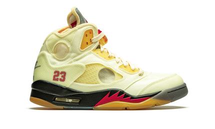 Witte Air Jordan 5 Retro SP sneakers met Off-White details en sculptuurzool, zichtbaar op een close-up afbeelding