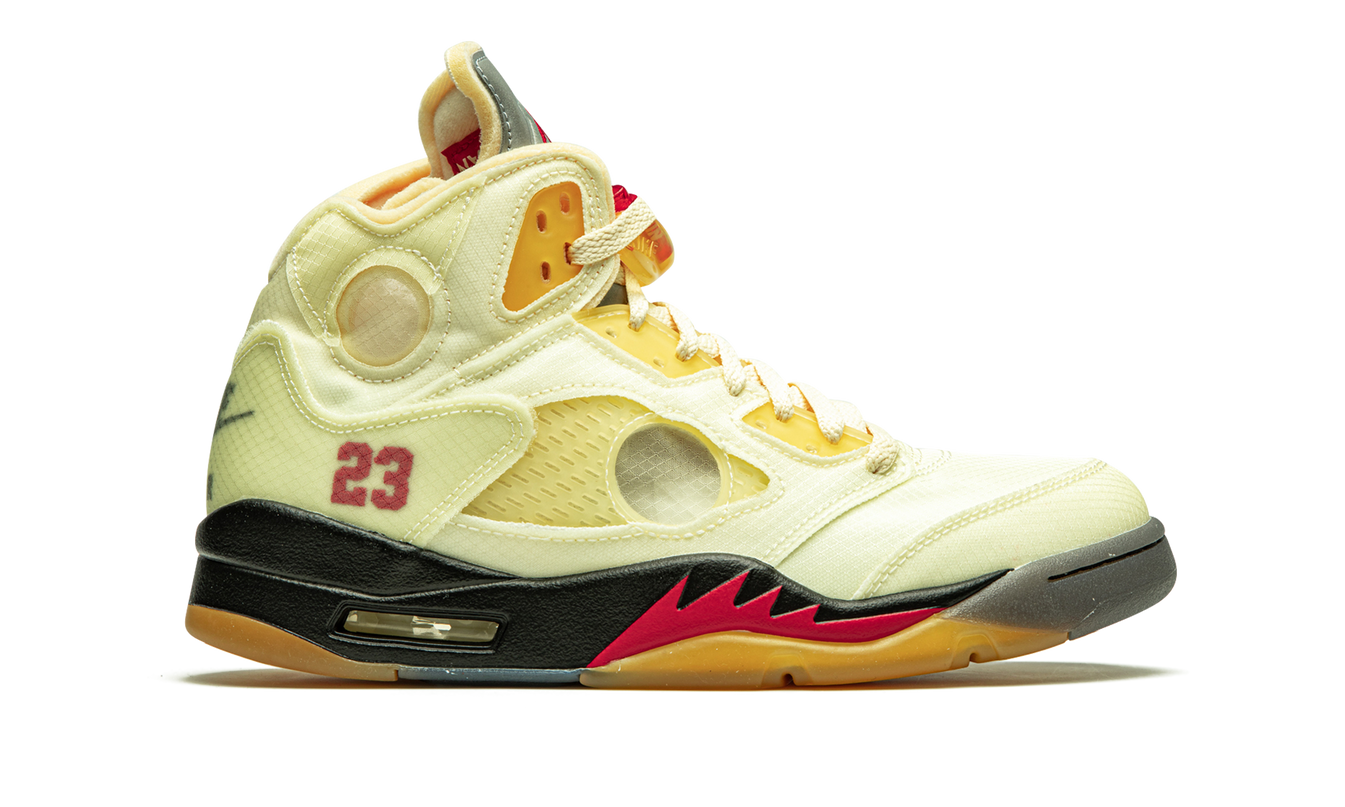 Witte Air Jordan 5 Retro SP sneakers met Off-White details en sculptuurzool, zichtbaar op een close-up afbeelding