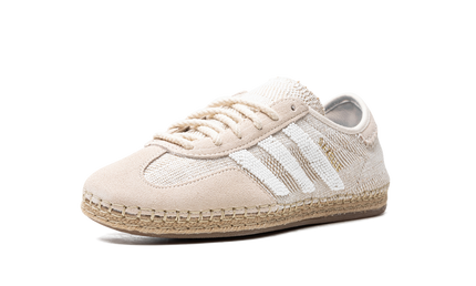 Adidas Gazelle "The CLOT" schoenen in zwart en wit met leren details, zichtbaar op deze afbeelding.