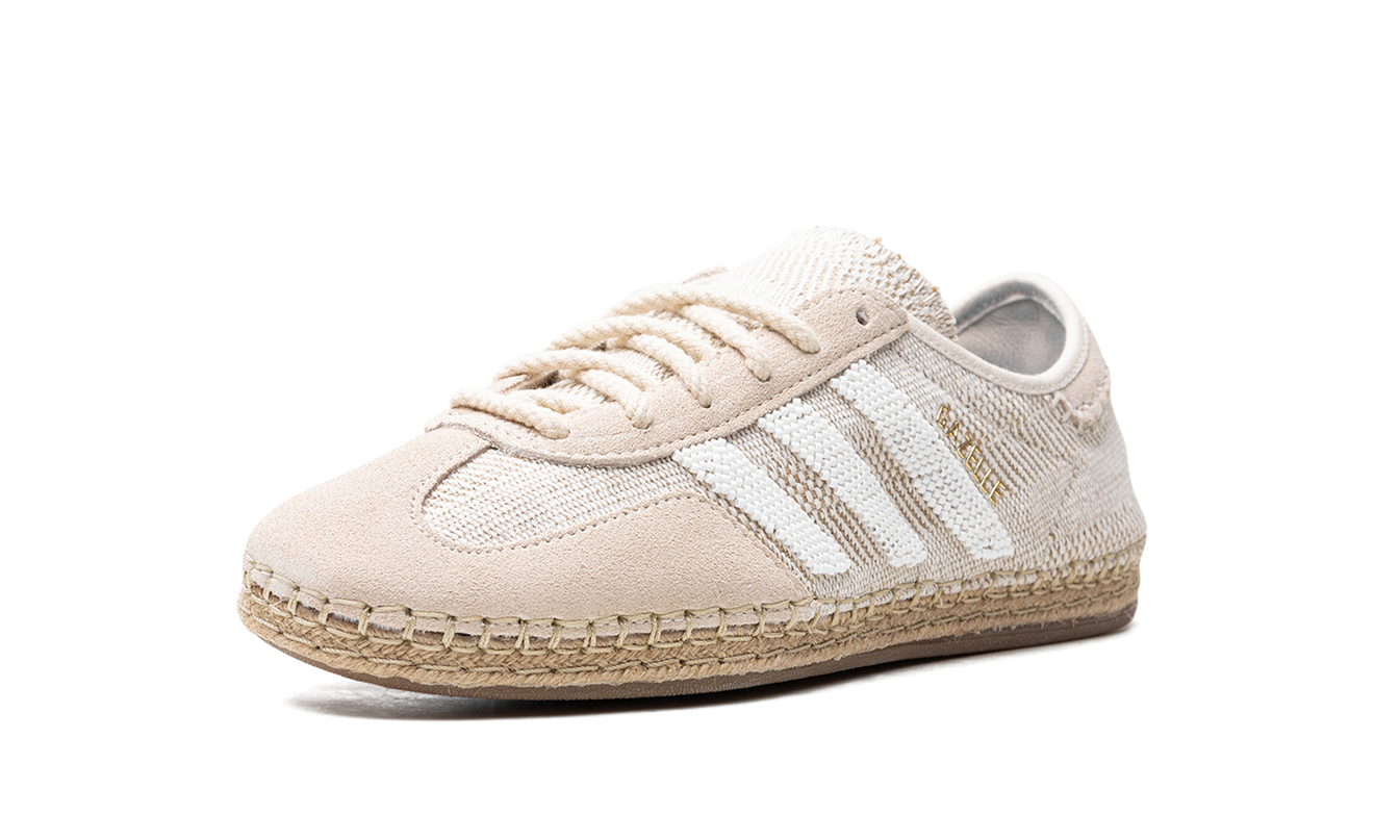 Adidas Gazelle "The CLOT" schoenen in zwart en wit met leren details, zichtbaar op deze afbeelding.