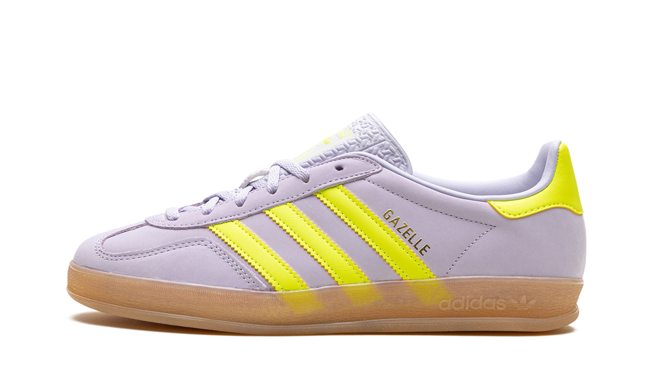 Silver Dawn Adidas Gazelle indoor schoenen voor dames, zwart en zilverkleurige details, sportief en stijlvol.