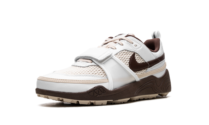 Lichte chocolade Nike Zoom Field Jaxx schoenen met Travis Scott ontwerp, zichtbaar met details en textuur.