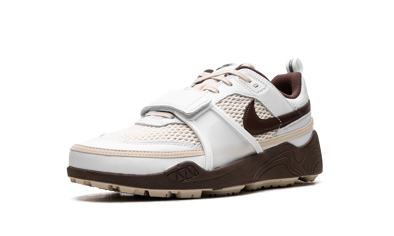 Lichte chocolade Nike Zoom Field Jaxx schoenen met Travis Scott ontwerp, zichtbaar met details en textuur.
