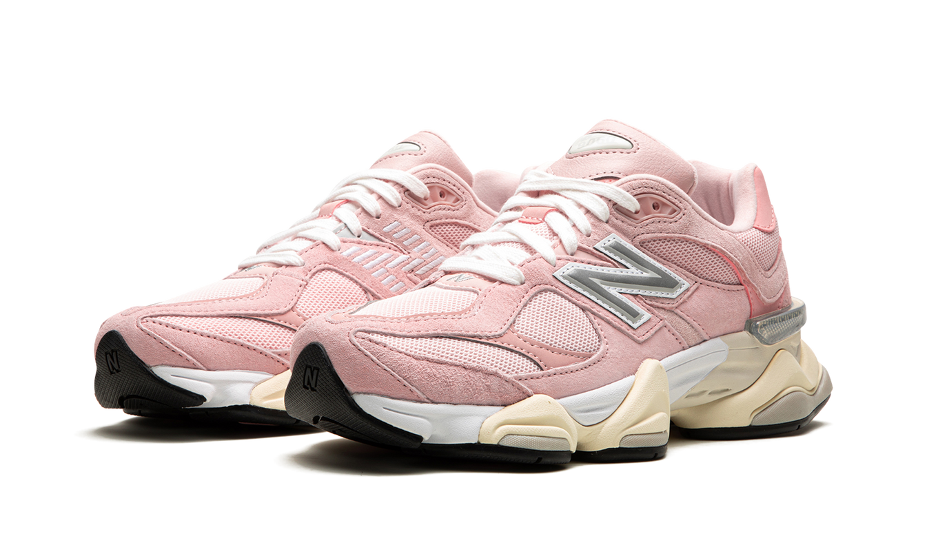 Roze New Balance 9060 schoenen met crystal roze details, zichtbaar in een close-up foto.