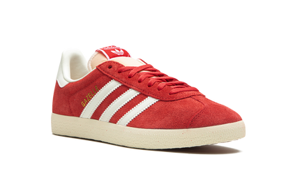 Adidas Gazelle Glory Red schoenen voor dames in rood met witte details, stijlvolle sneakers van leer en suède.