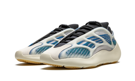 Yeezy 700 V3 Kyanite sneakers van Mijn winkel, wit en blauw sportieve schoenen met opvallend ontwerp en dikke zool