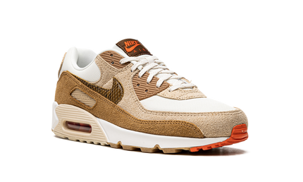 Nike Air Max 90 damesschoenen met beige en snakeskin details, witte zool en iconische Swoosh.