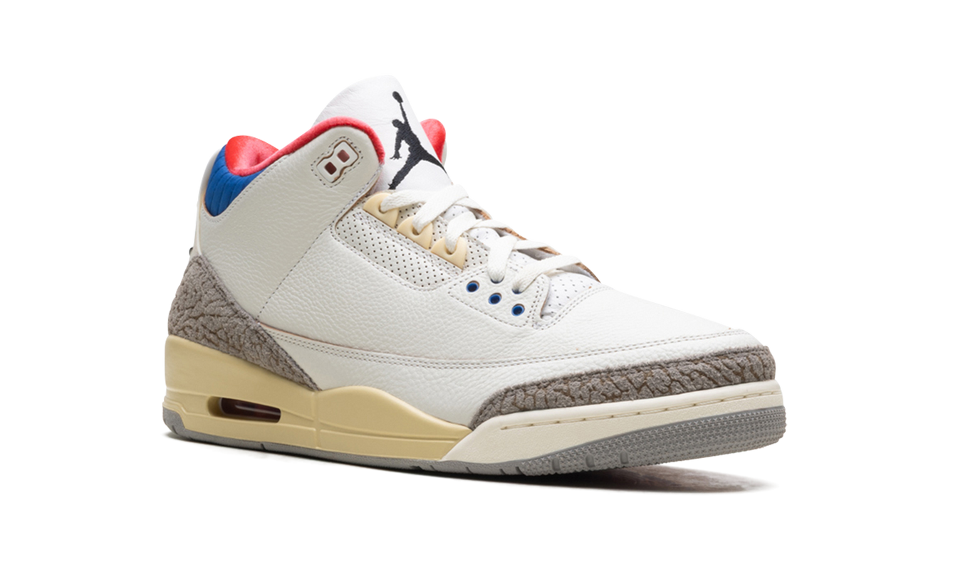 Air Jordan 3 "Seoul 2.0" sneakers in zwart en rood met oranje details, getoond op een neutrale achtergrond.