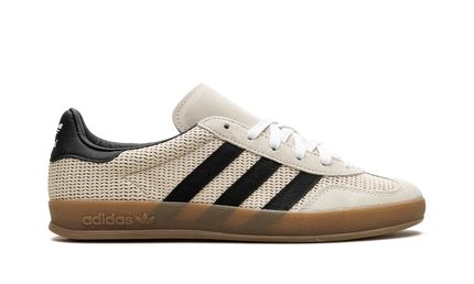 Adidas Gazelle Indoor schoenen in aluminum en zwart, sportieve sneakers voor binnengebruik, zichtbaar op de afbeelding