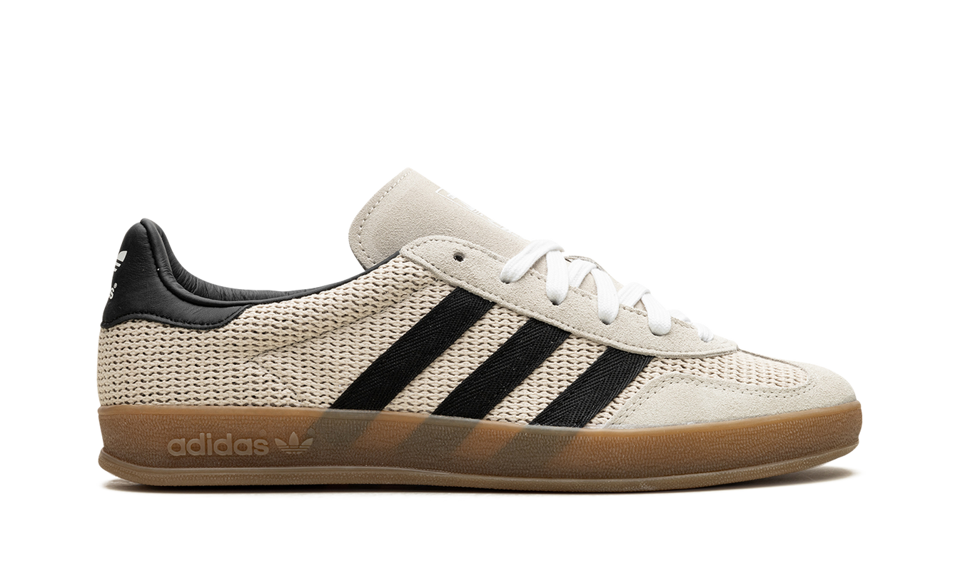 Adidas Gazelle Indoor schoenen in aluminum en zwart, sportieve sneakers voor binnengebruik, zichtbaar op de afbeelding