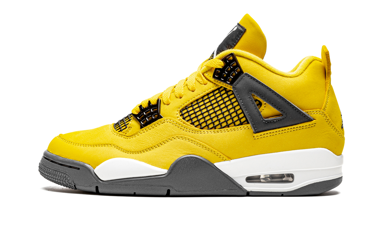Witte en gele Air Jordan 4 Retro "Lightning 2021" sneakers met zwarte accenten, zichtbaar op de afbeelding.