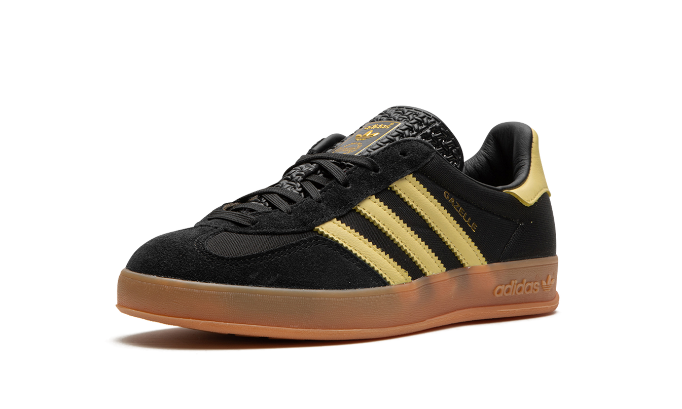 Zwarte en gele Adidas Gazelle indoor sneakers, sportieve schoenen voor binnen, met comfortabele pasvorm en stijlvolle uitstraling.