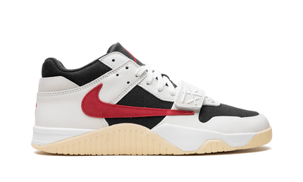 Nike Jumpman Jack Travis Scott universiteit rood schoenen met rood en zwarte details en witte zool, sportieve sneakers.