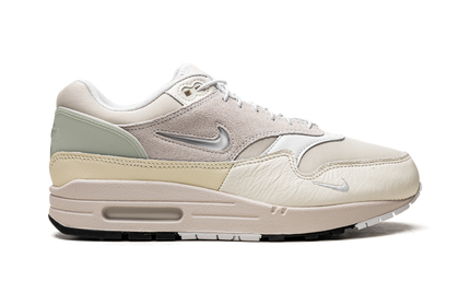 Nike Air Max 1 schoenen met Hangul Day ontwerp, blauwe en witte kleuren, zichtbaar met luchtgevulde zool en Nike branding.