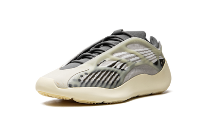 Witte en grijze Yeezy 700 V3 "Fade Salt" sneakers met opvallend ontwerp en gedetailleerde textuur.