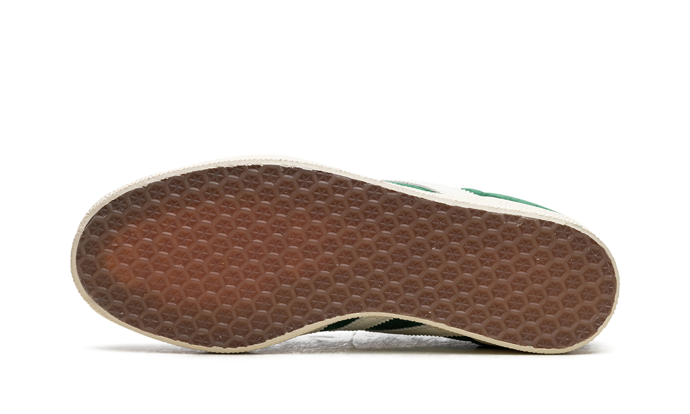 Donkere groene Adidas Gazelle suède schoenen met witte zool en merklogo, geschikt voor casual draagstijl.