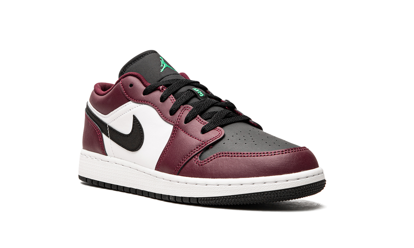 Donkerpaar Air Jordan 1 Low SE GS schoenen in donker biet en Roma Green met leren details, zichtbaar op de afbeelding.