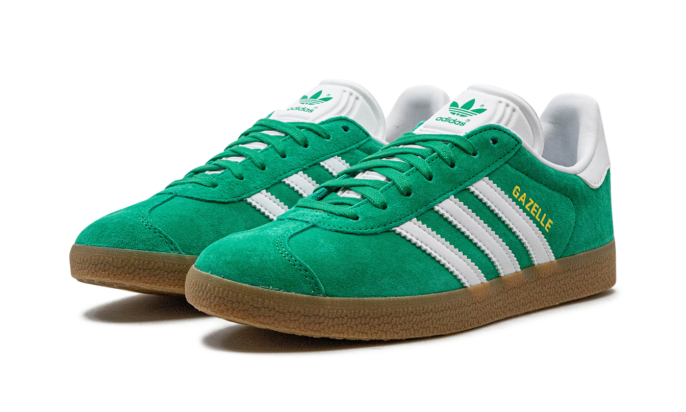 Groene Adidas Gazelle schoenen met witte zool, gemaakt van suède en textiel, voor casual en sportief gebruik.