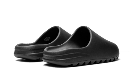 Zwarte Yeezy Slide "Onyx 2022/2023" slippers van Mijn winkel, close-up van de comfortabele open-toe schoenen