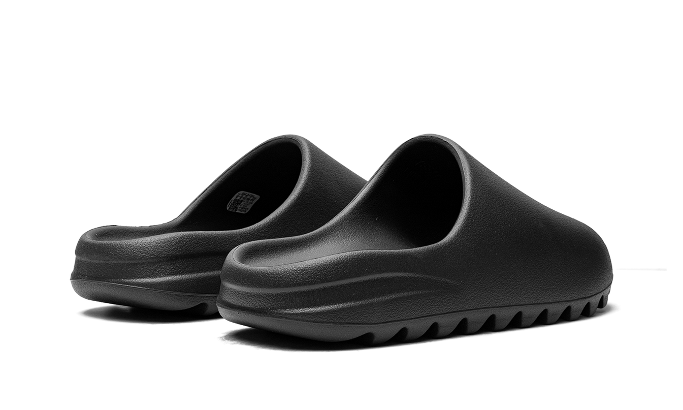 Zwarte Yeezy Slide "Onyx 2022/2023" slippers van Mijn winkel, close-up van de comfortabele open-toe schoenen