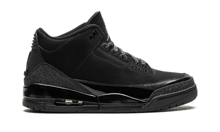 Zwarte Air Jordan 3 "Black Cat 2025" schoenen met leren bovenwerk en witte zool, zichtbaar in close-up foto.