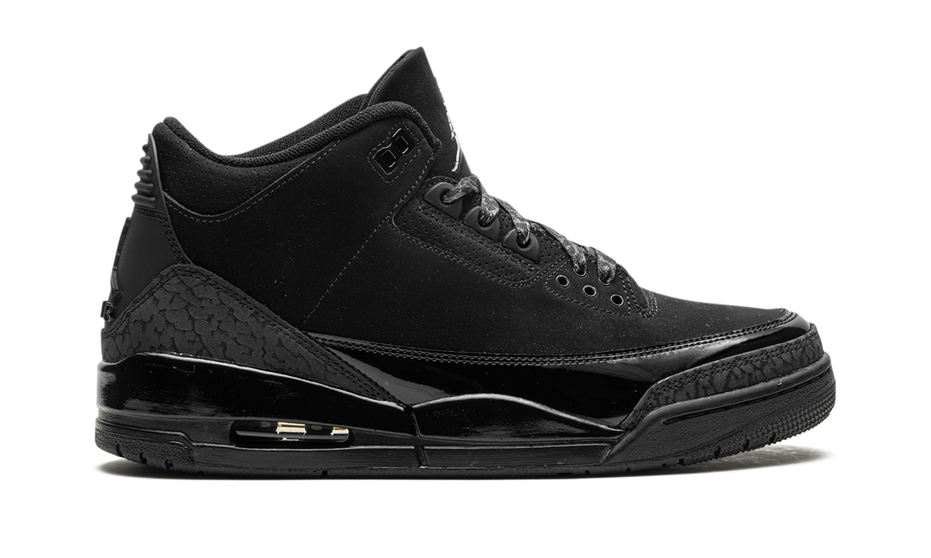 Zwarte Air Jordan 3 "Black Cat 2025" schoenen met leren bovenwerk en witte zool, zichtbaar in close-up foto.