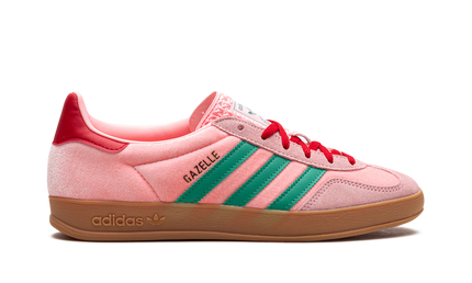Damesschoenen Adidas Gazelle Indoor "Pink Velvet" in roze suède met witte zool, binnenzool en veters.