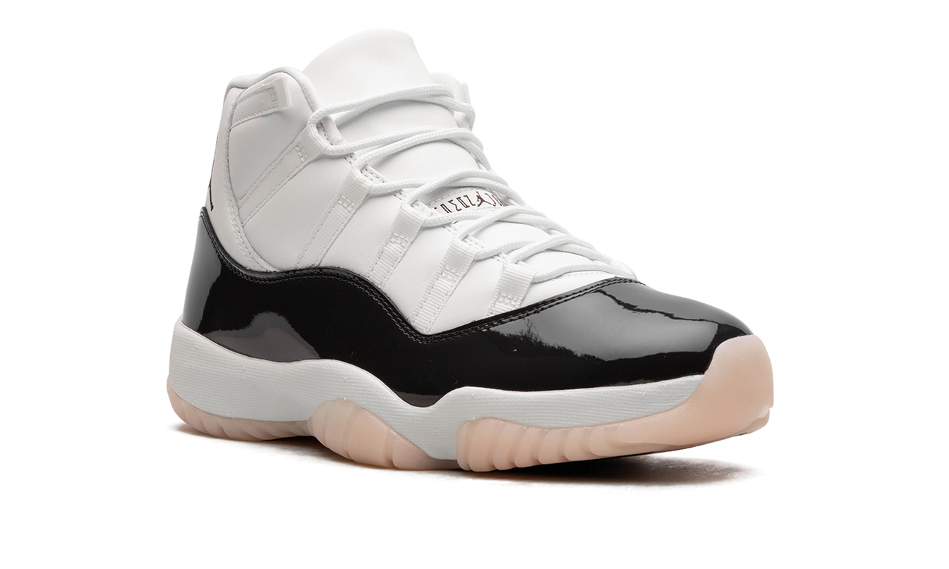 Lichte Air Jordan 11 WMNS sneakers "Neapolitan" in wit, roze en bruin, met glanzende details en witte zool.