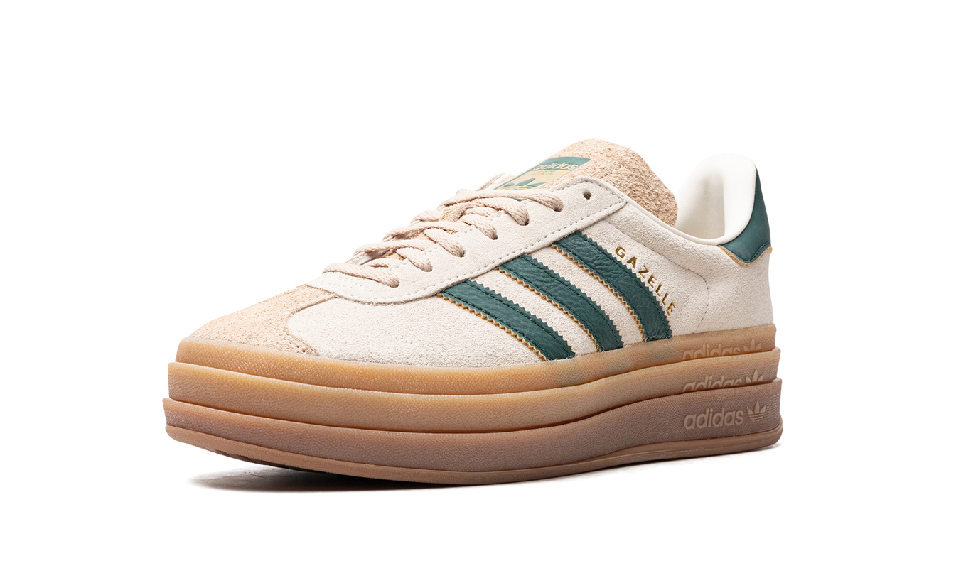 Damesschoenen Adidas Gazelle Bold in crème en collegiaal groen, sportschoenen met witte zool en groene details.