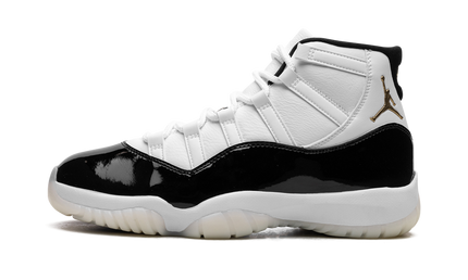 Lichte Air Jordan 11 schoenen in zwart en wit met glanzende details en witte zool, ontworpen door Mijn winkel.