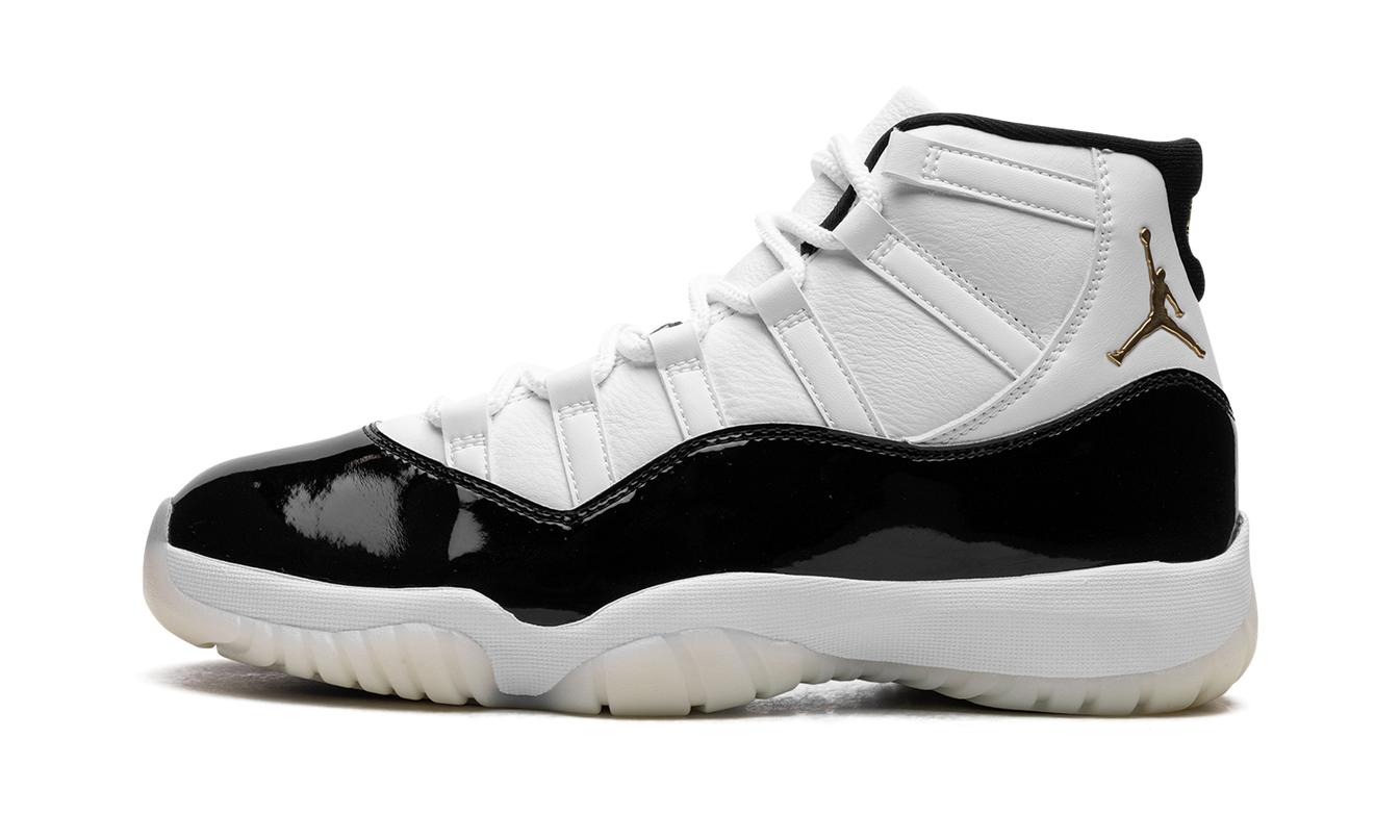 Lichte Air Jordan 11 schoenen in zwart en wit met glanzende details en witte zool, ontworpen door Mijn winkel.