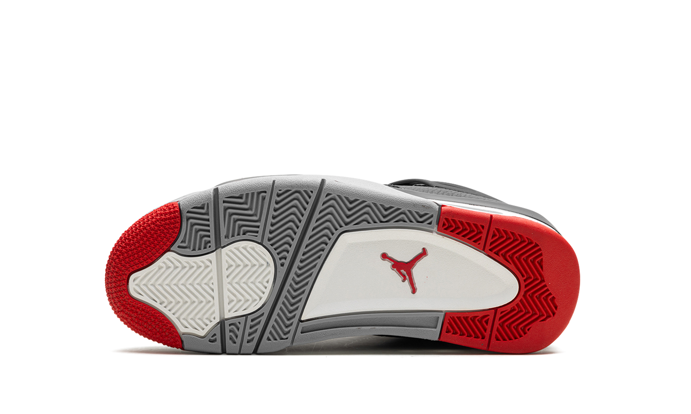 Zwarte en rode Air Jordan 4 GS sneakers "Bred Reimagined" van Mijn winkel, close-up van de schoen met gedetailleerde stiksels
