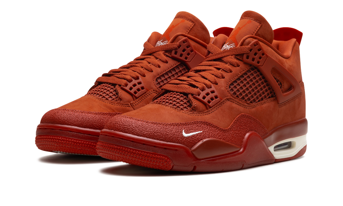 Air Jordan 4 OG schoenen in zwart en rood met collage-ontwerp en Nike Air merkdetails, ontworpen door Nigel Sylvester.