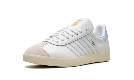 Adidas Gazelle "Argentina" schoenen, lage sneakers in blauw met witte details en zwarte veters, zichtbaar op de afbeelding
