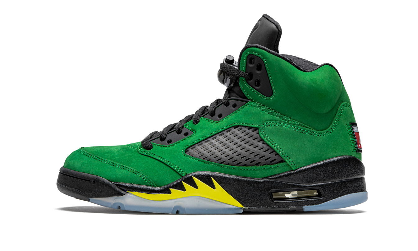 Air Jordan 5 Retro SE "Oregon" sneakers, zwart en groen met oranje accenten, gedetailleerde close-up van de schoen.