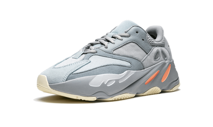 Dames sneakers Yeezy Boost 700 "Inertia" in grijs en wit met dikke zool en sportief ontwerp, zichtbaar op de afbeelding.