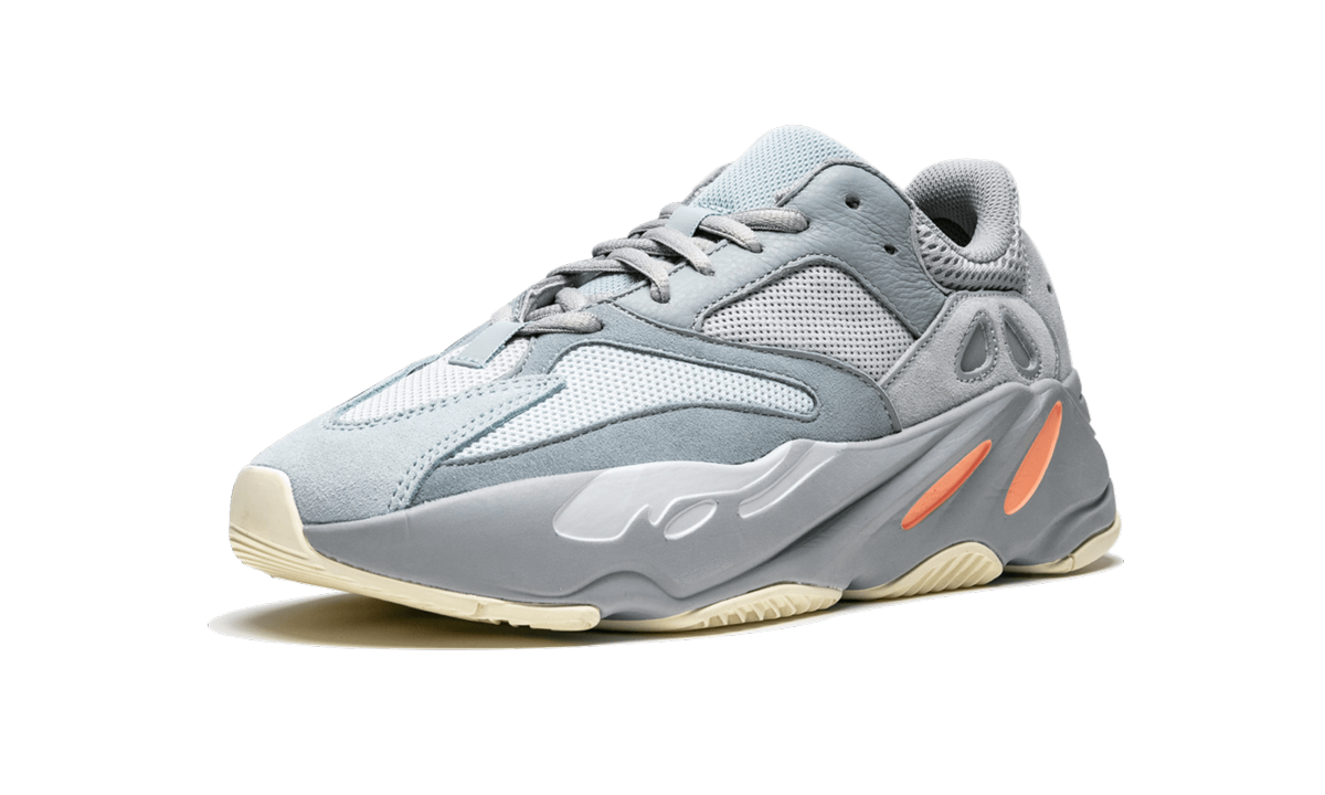 Dames sneakers Yeezy Boost 700 "Inertia" in grijs en wit met dikke zool en sportief ontwerp, zichtbaar op de afbeelding.