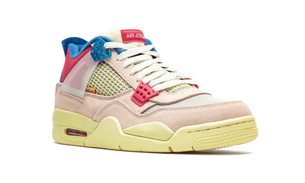 Air Jordan 4 Retro SP "Union - Guava Ice" sneakers, zwart en wit met roze details, getoond op een effen achtergrond.
