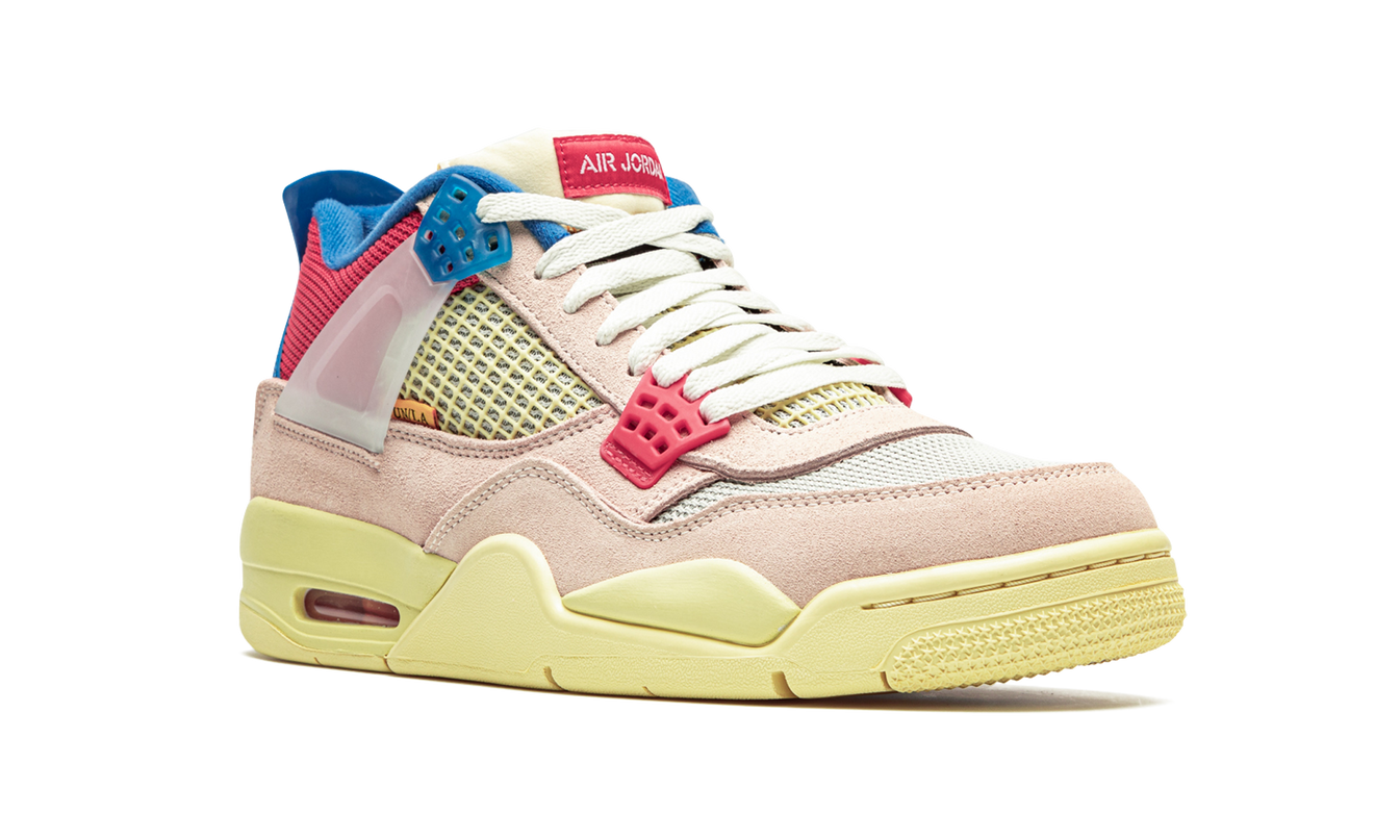 Air Jordan 4 Retro SP "Union - Guava Ice" sneakers, zwart en wit met roze details, getoond op een effen achtergrond.